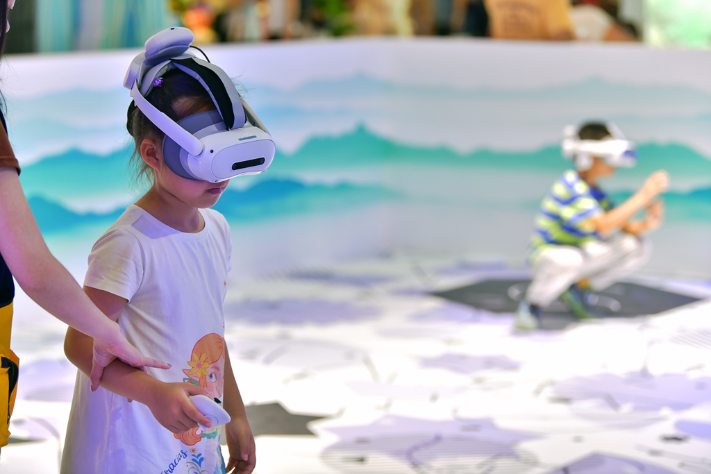 2025年5月24日,小一又友们现场体验VR眼镜。东谈主民网记者 任峰涛摄
