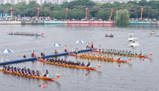湖北荆州：古城墙下赛龙舟 飞浆竞渡迎端午