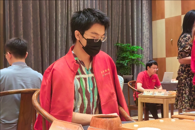柯洁在比赛中。人民网记者 李乃妍摄