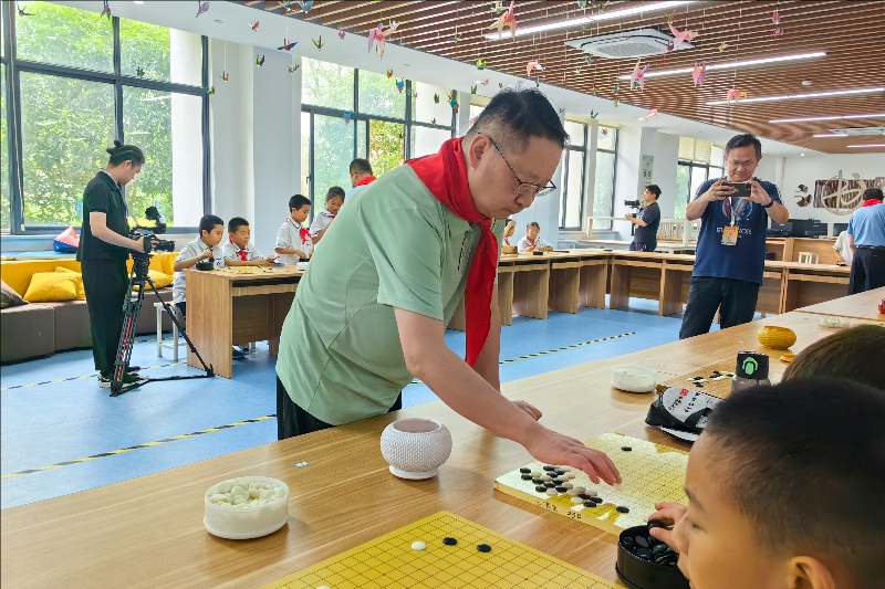成都队教练李亮五段在下指导棋。