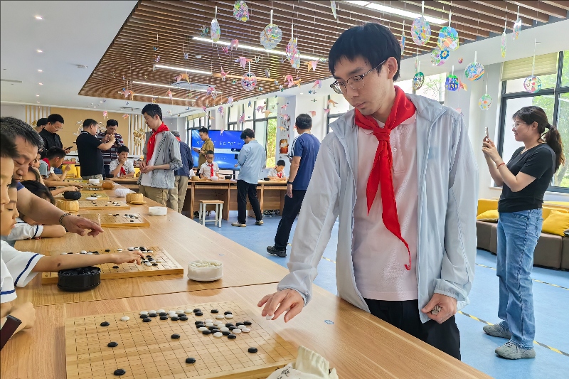 浙江浙商证券队教练蓝天四段在下指导棋。