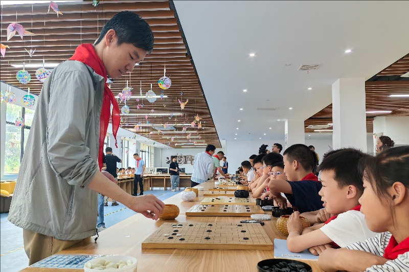 苏泊尔杭州队教练汪涛六段在下指导棋。