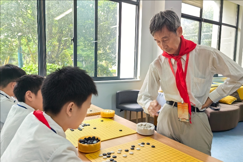 中国围棋协会名誉主席王汝南在下指导棋。