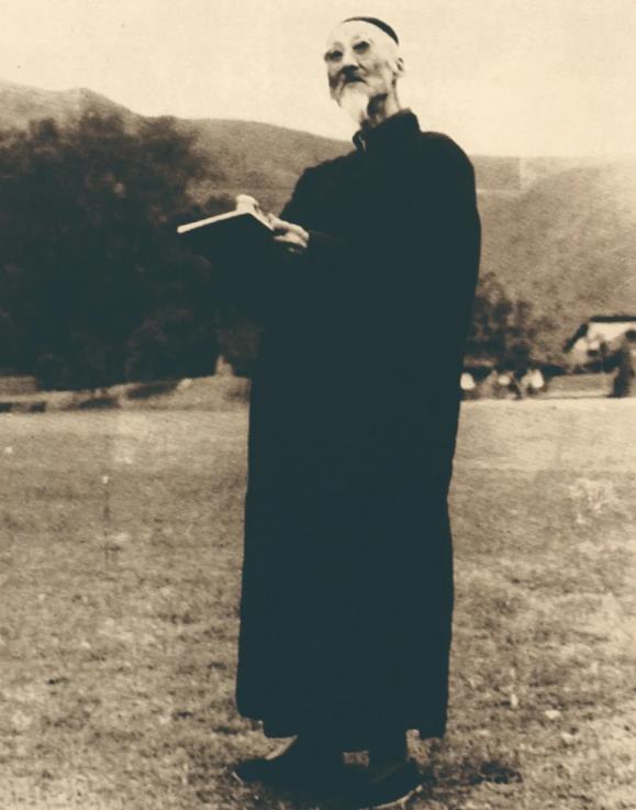 1954年，黄宾虹在杭州灵隐寺飞来峰写生
