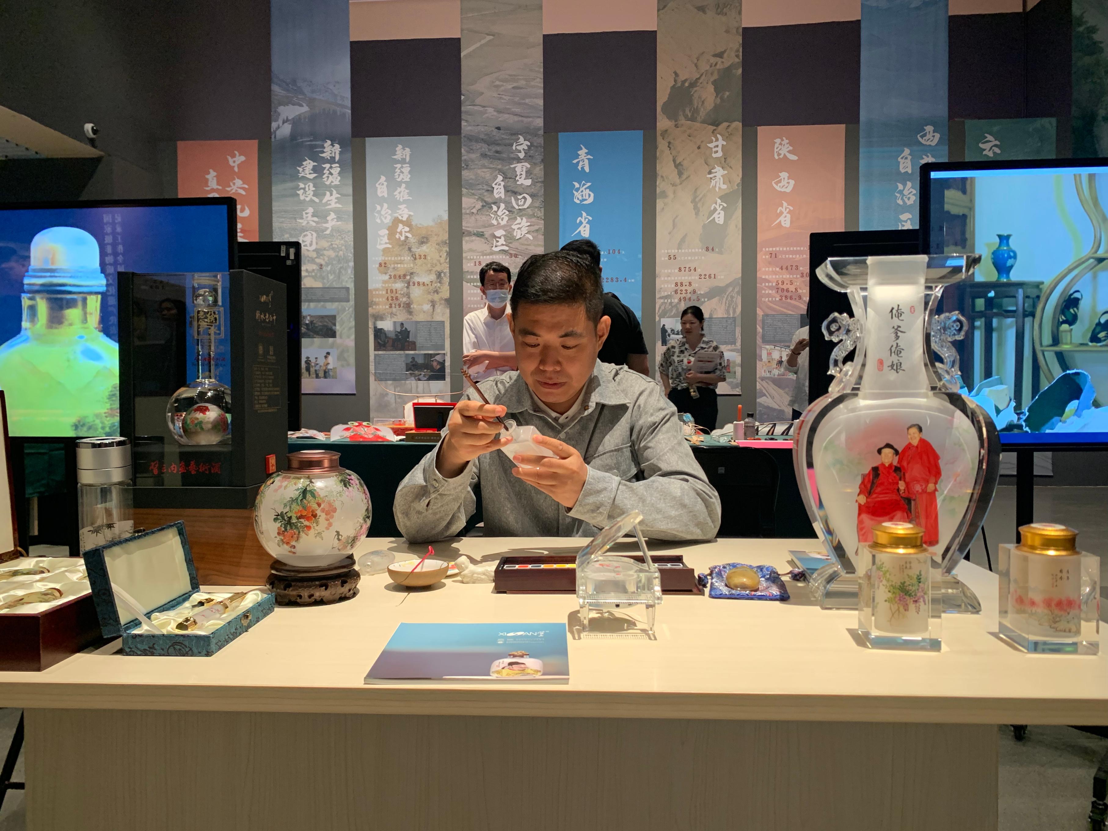 “国家级非物质文化遗产代表性传承人记录工作成果展”展览现场。人民网记者 刘颖颖摄