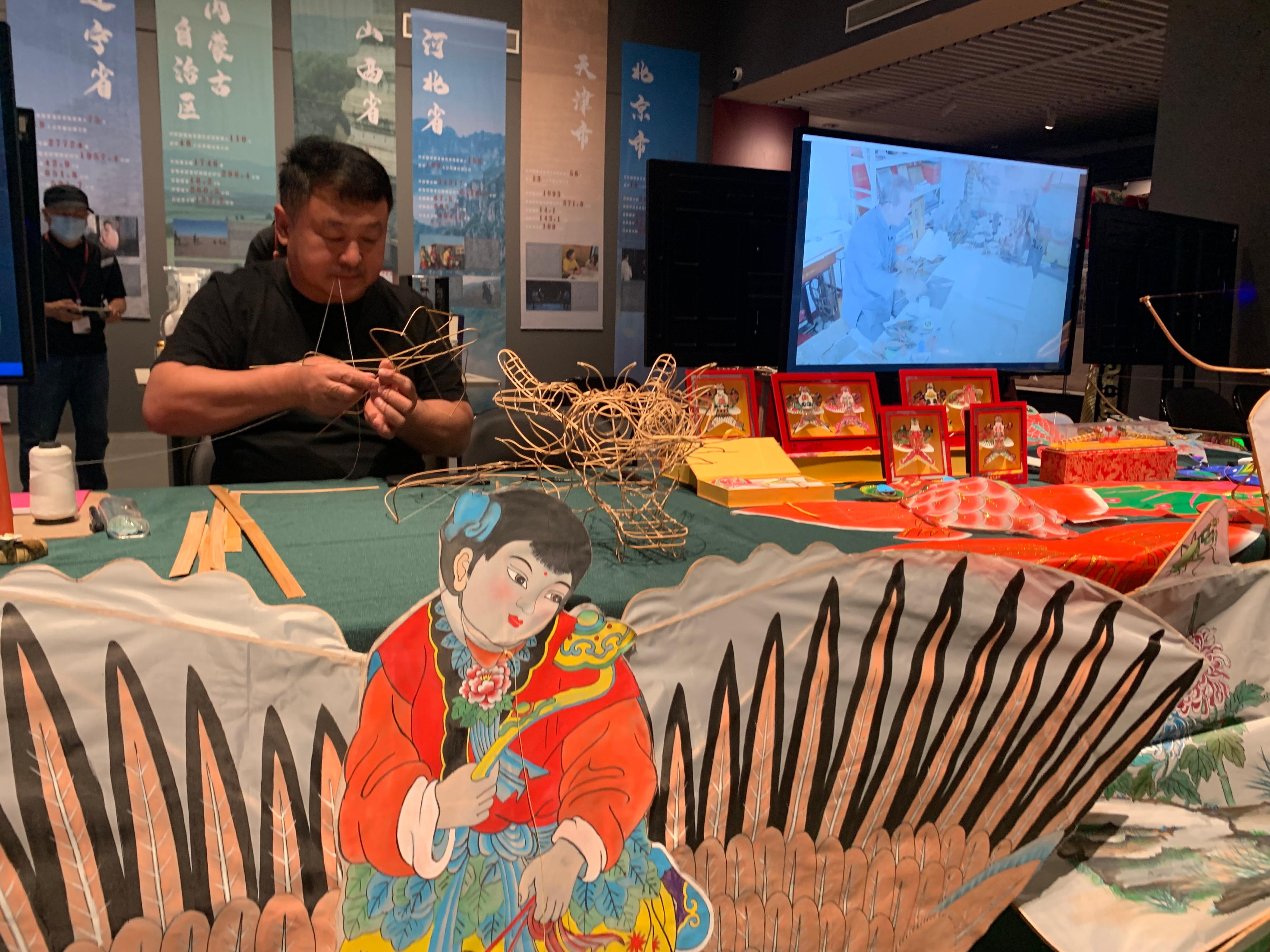 “国家级非物质文化遗产代表性传承人记录工作成果展”展览现场。人民网记者 刘颖颖摄
