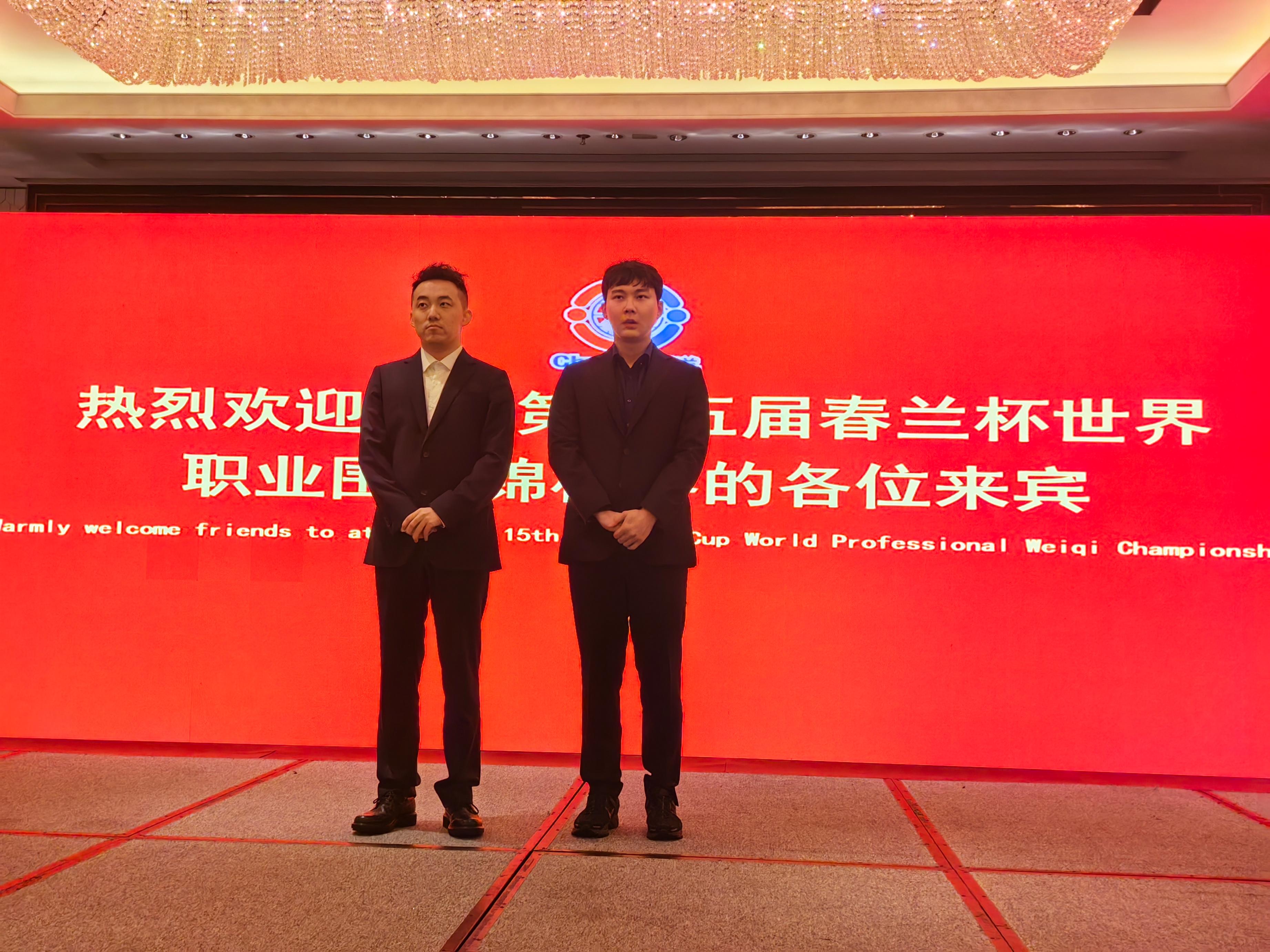 杨楷文九段（左）与朴廷桓九段。业围人民网记者 李乃妍摄