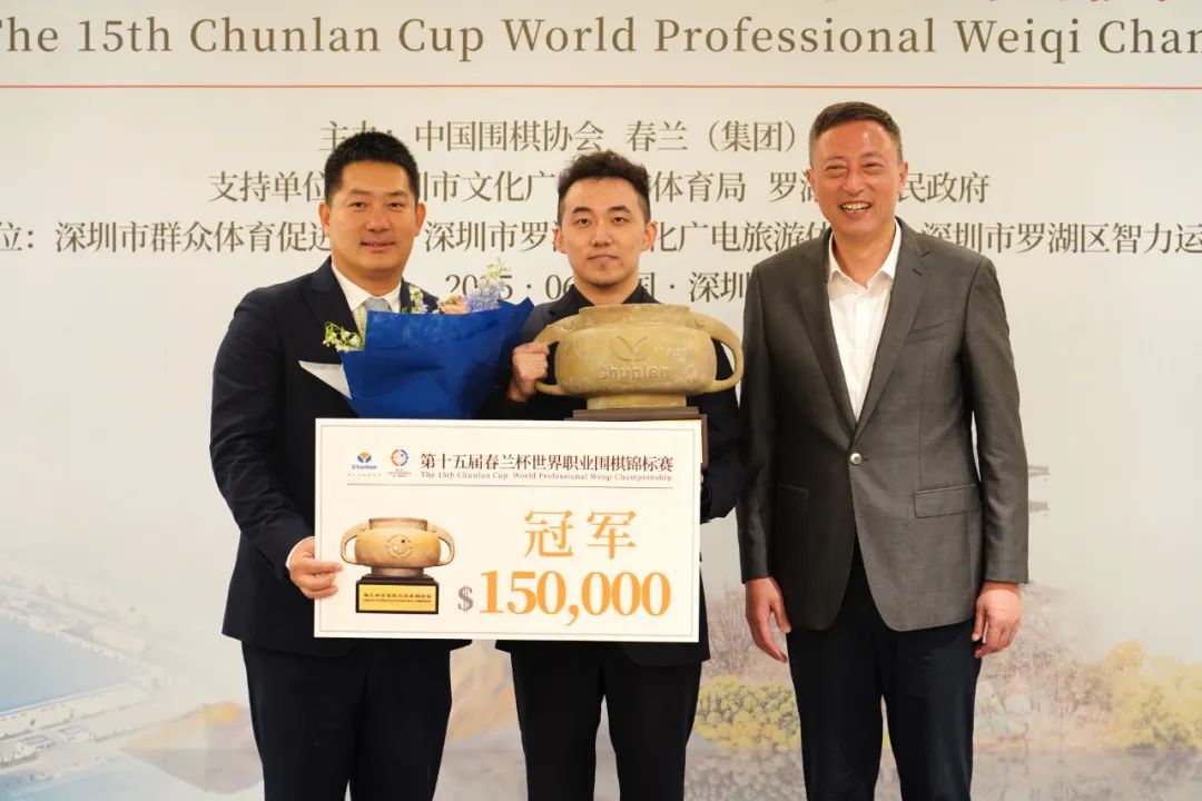 中国围棋协会主席常昊（左）为杨楷文颁奖。人民网记者李乃妍摄