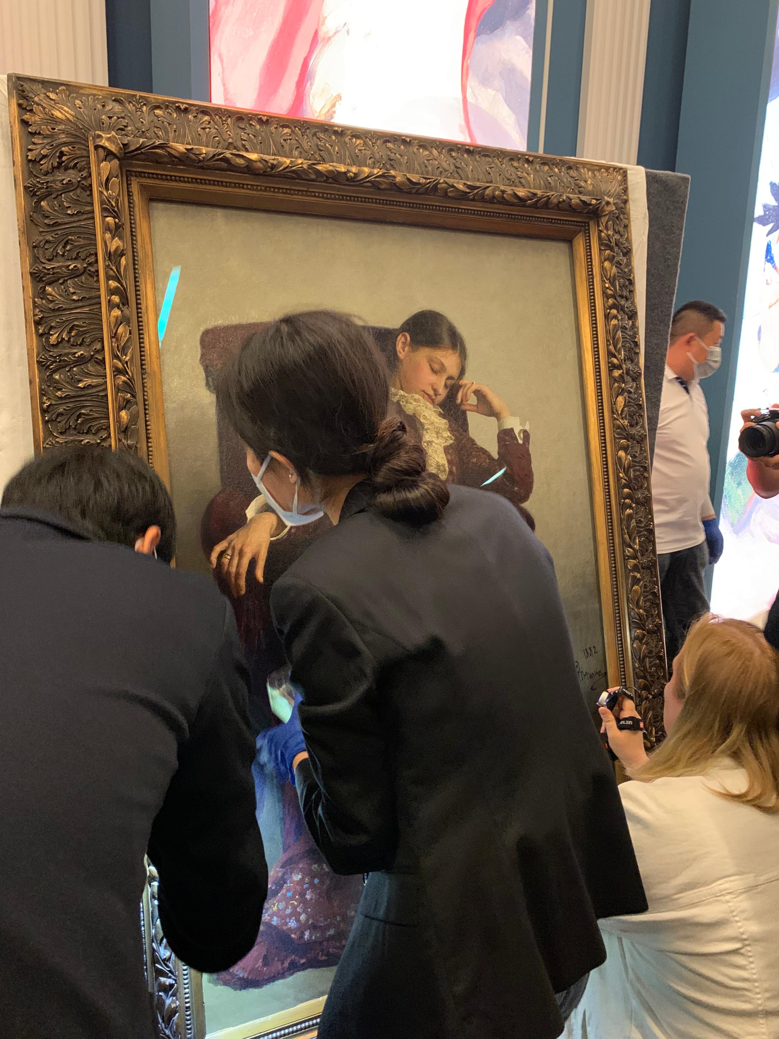 使命主说念主员搜检列宾画作《歇息》。东说念主民网记者 刘颖颖摄