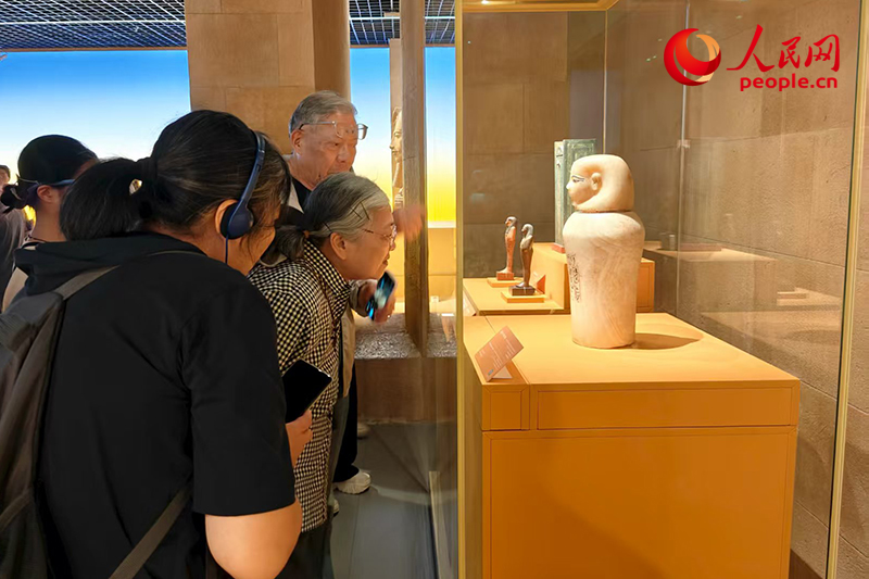 不雅众正在上海博物馆参不雅古埃及好意思丽大展。东说念主民网记者 韦衍行摄
