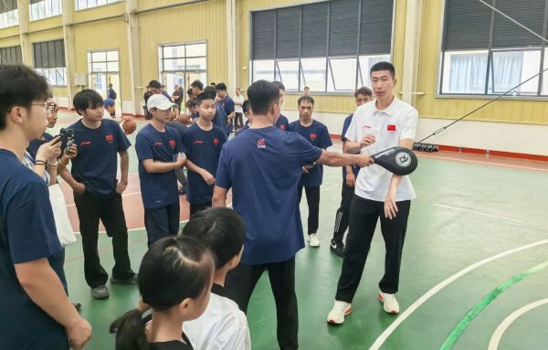 赵帅示范跆拳道动作。人民网记者 杨磊摄