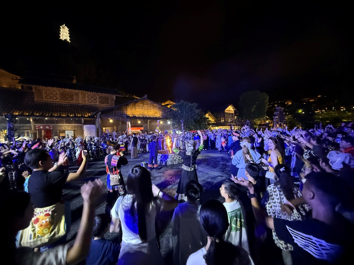 今年7月,贵州乌江寨“万人打跳夜”现场。受访者供图