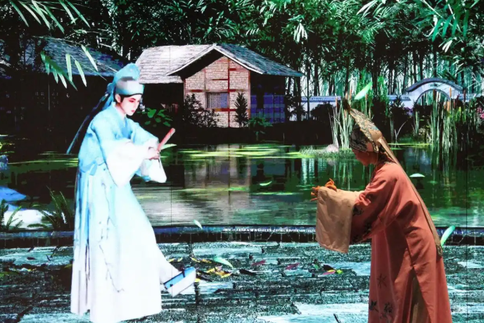 真人演员与虚拟人演员在“元启金陵”南京数字文化客厅出演《梁山伯与祝英台》经典选段。受访者供图