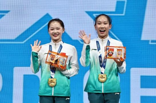 蹦床冠军“姐妹花”：在成都感受“4D环绕”般的支持