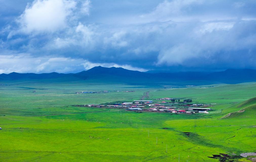 扎鲁特山地草原如诗如画