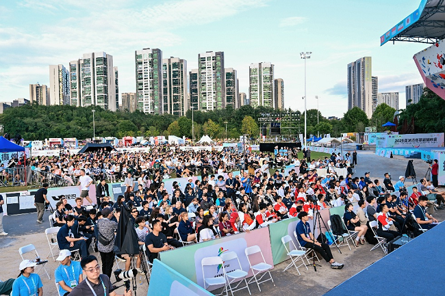 比赛现场的幕中观众热情高涨。共有来自亚洲14个国家和地区的国队210余名运动员参赛。让“家门口就能看顶级赛事”的亚洲美好期盼变得可行可感。主办方供图</p><p style=