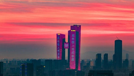 南京楼宇浪漫亮灯迎七夕