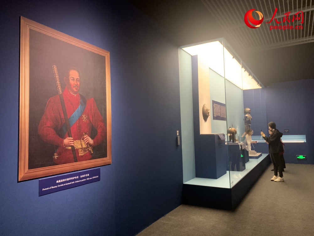 观众正在参观展览。人民网记者 韦衍行摄