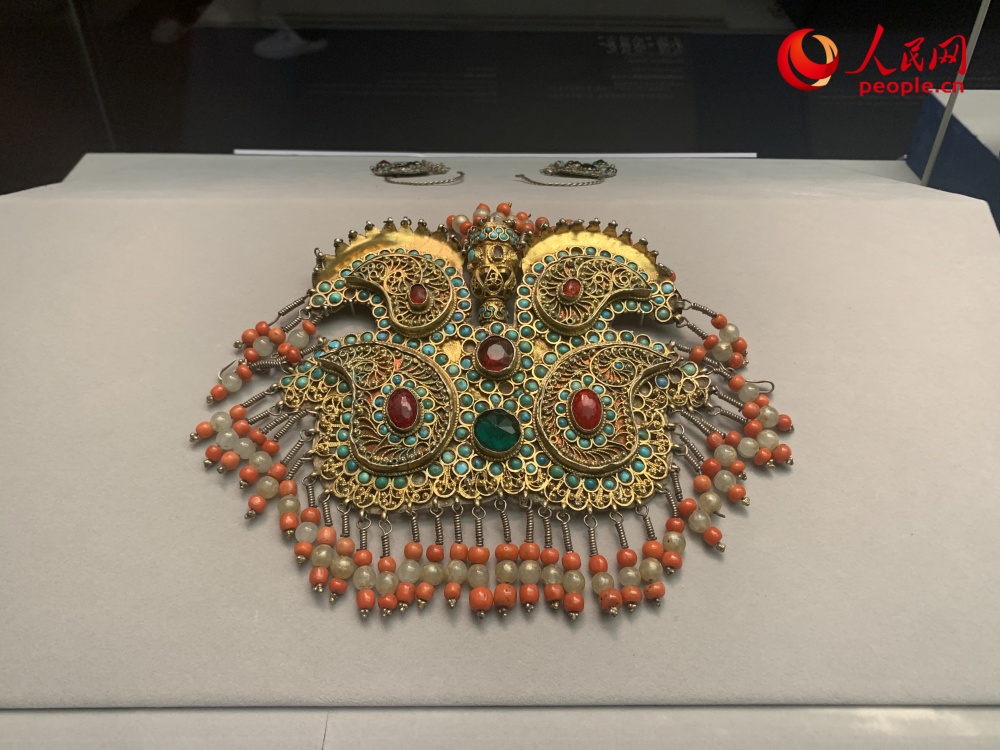 乌兹别克斯坦国家艺术博物馆藏的头饰“托朱兹”。人民网记者 韦衍行摄