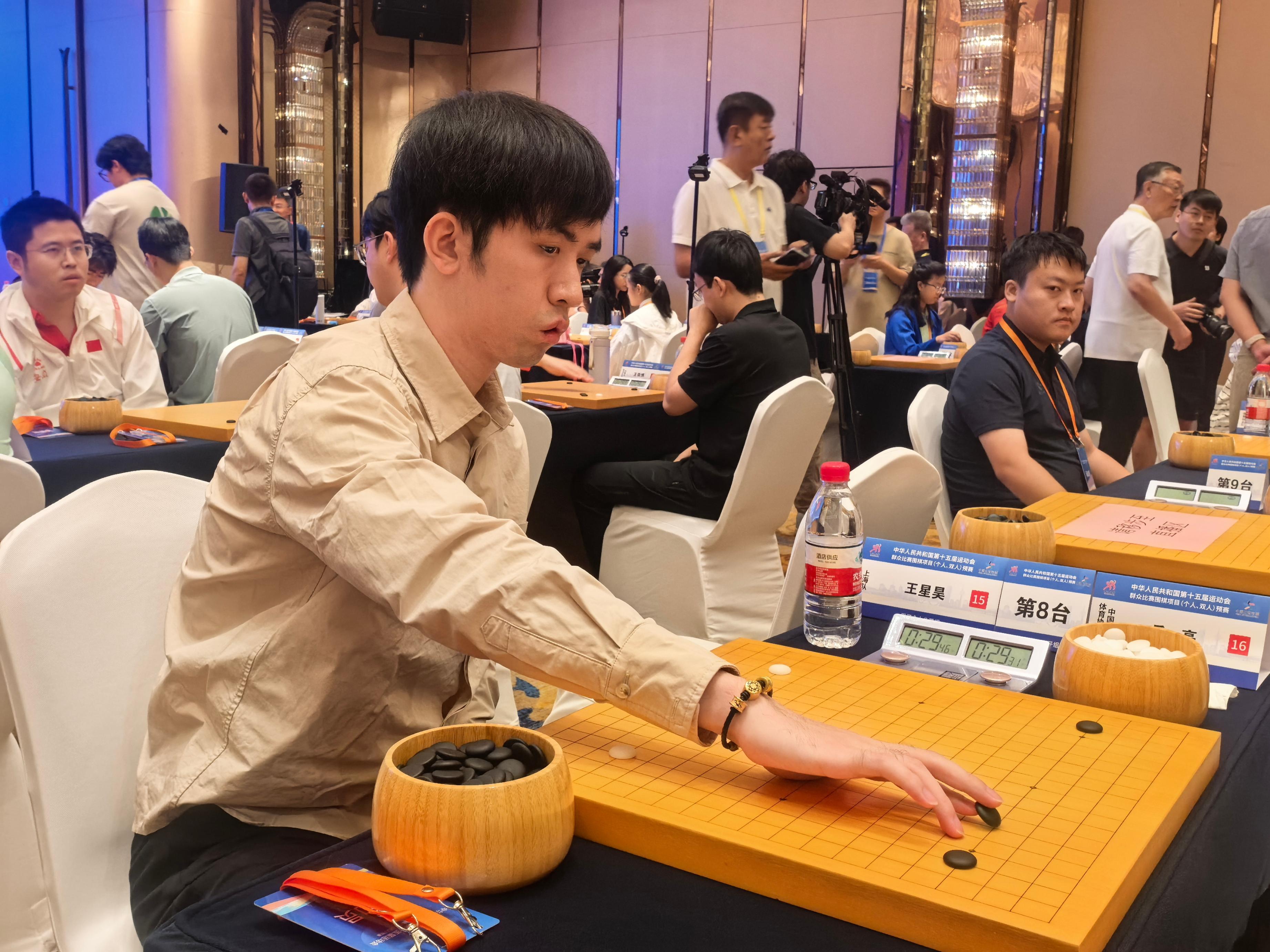 上海队棋手王星昊在比赛中。人民网记者 李乃妍摄