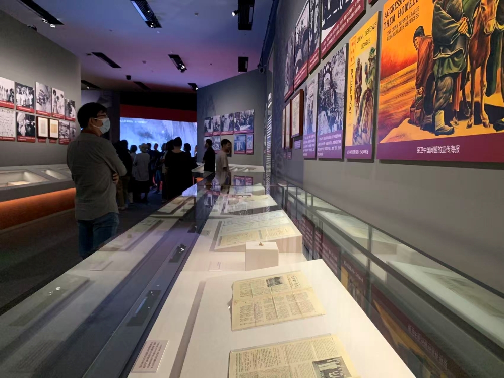 观众正在参观展览。人民网记者 韦衍行摄