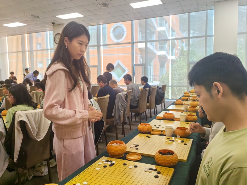 吴依铭七段下指导棋。