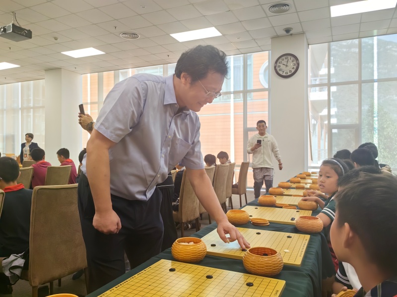 胡煜清8段下指导棋。
