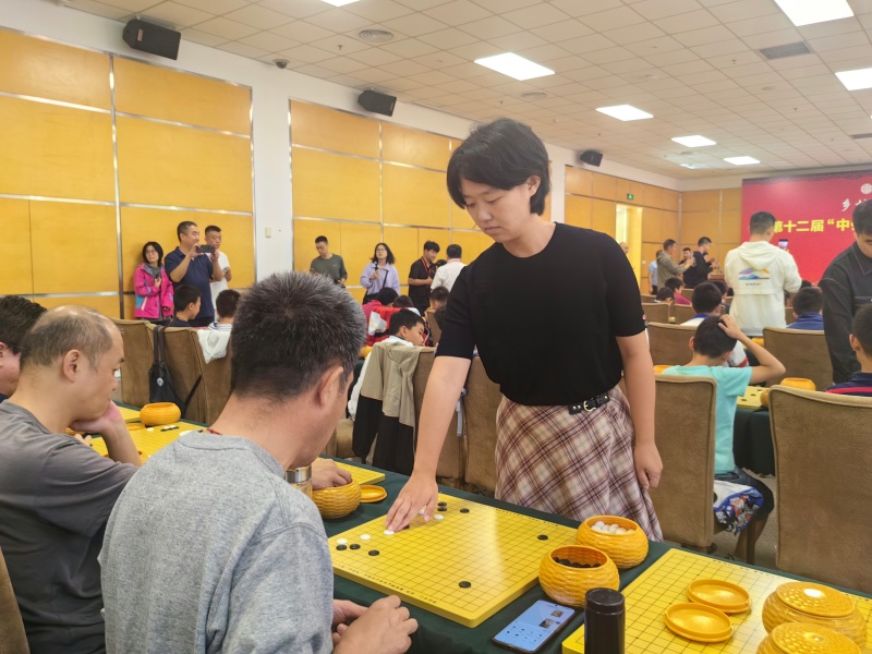 王晨星五段下指导棋。