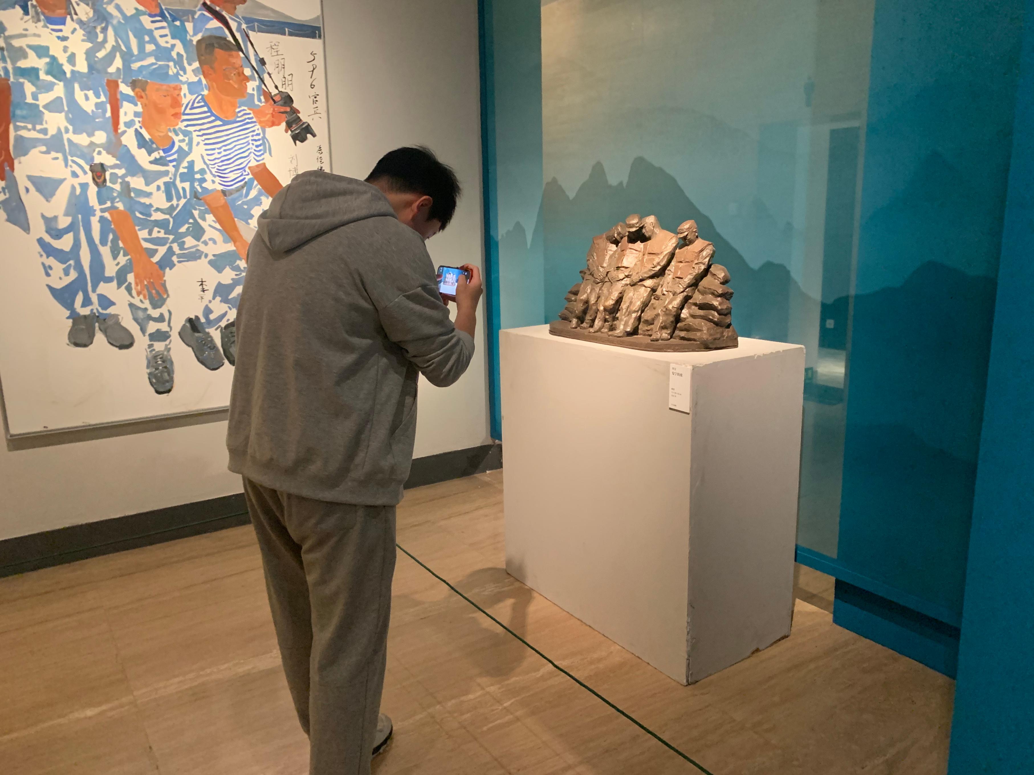 9月27日,观众在中国美术馆参观“贵在意·致敬经典——全国写意美术作品展”。人民网记者 刘微摄