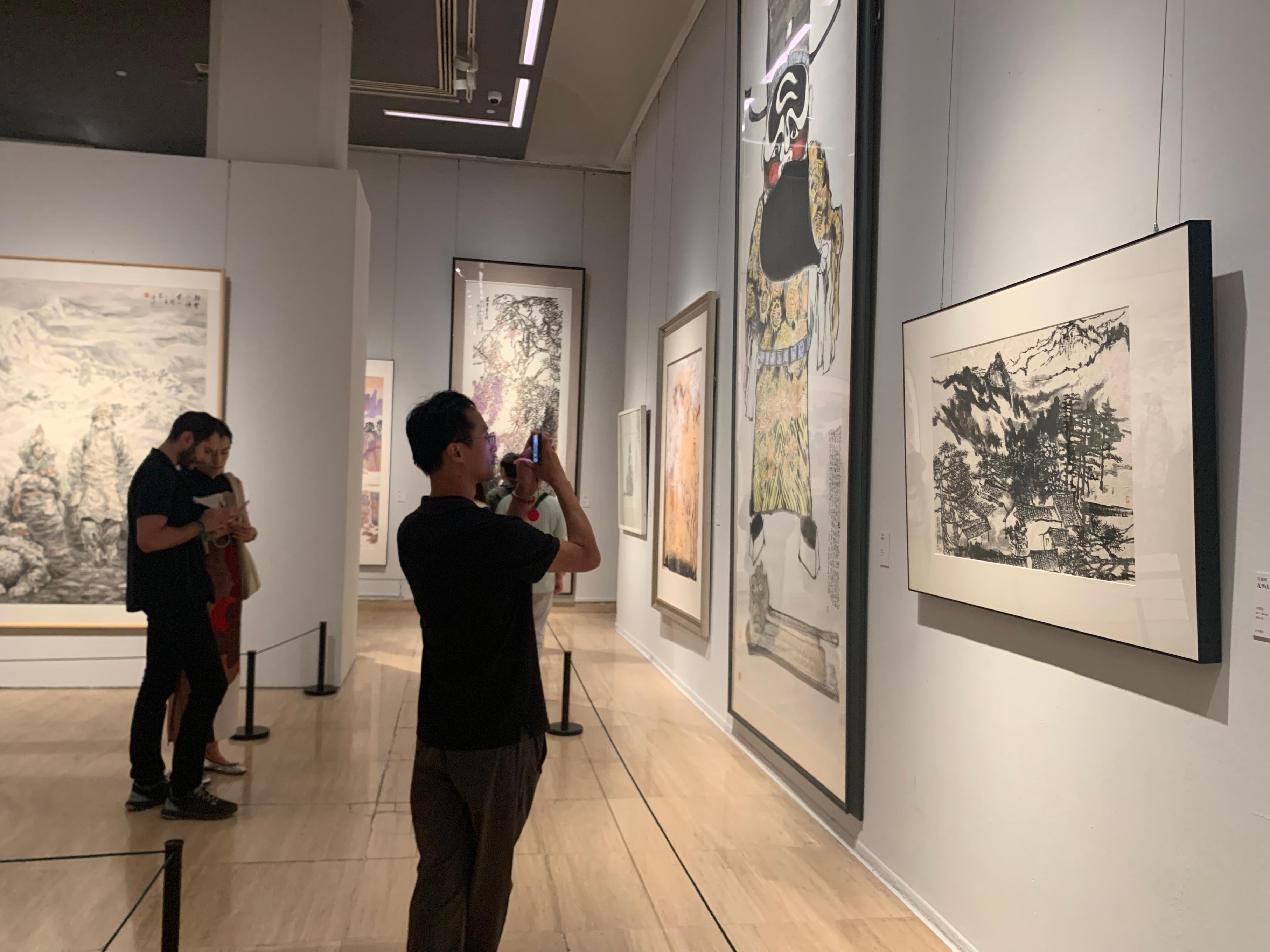 9月27日，观众在中国美术馆参观“贵在意·致敬经典——全国写意美术作品展”。人民网记者 刘微摄