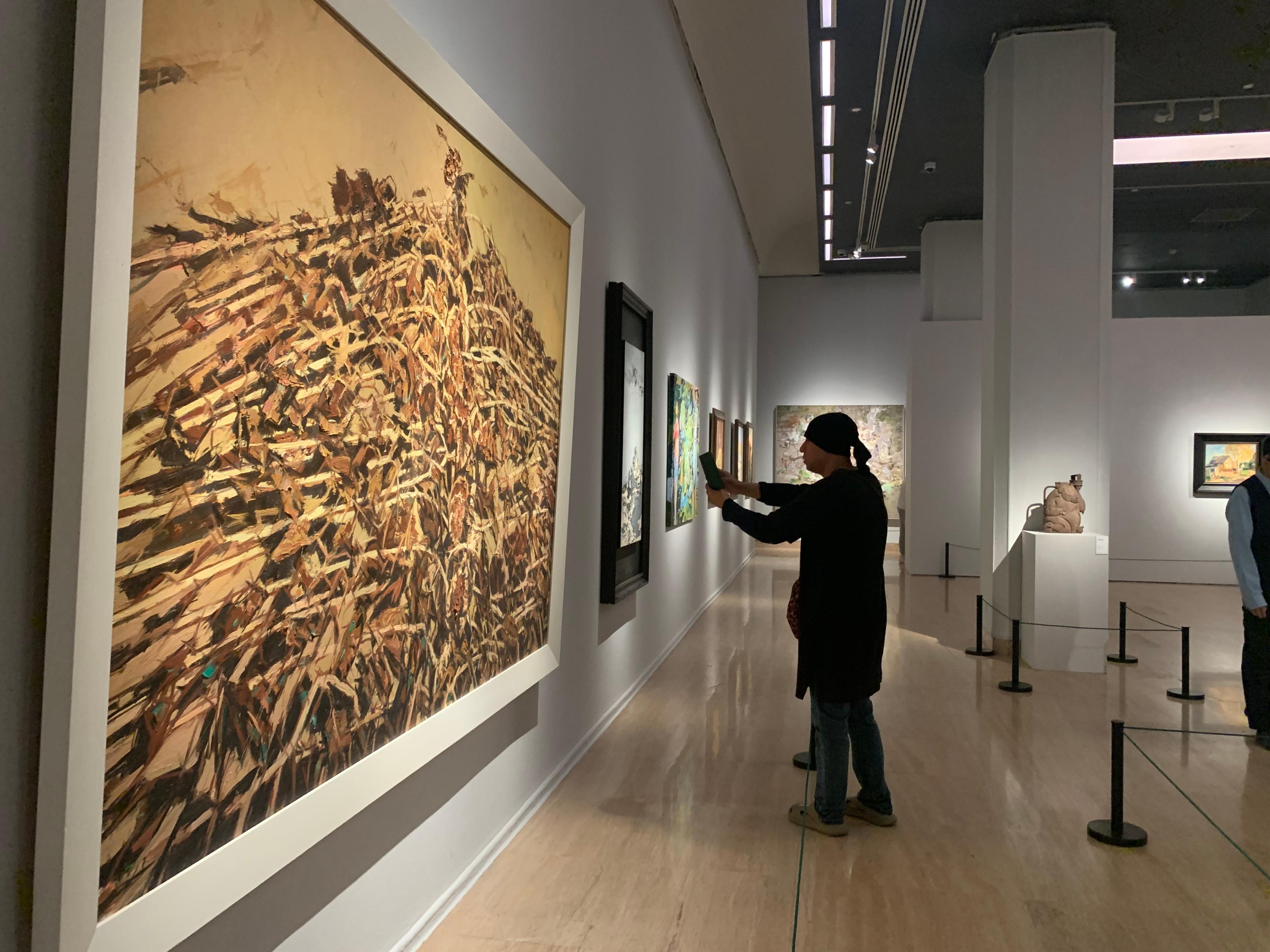 9月27日，观众在中国美术馆参观“贵在意·致敬经典——全国写意美术作品展”。人民网记者 刘微摄