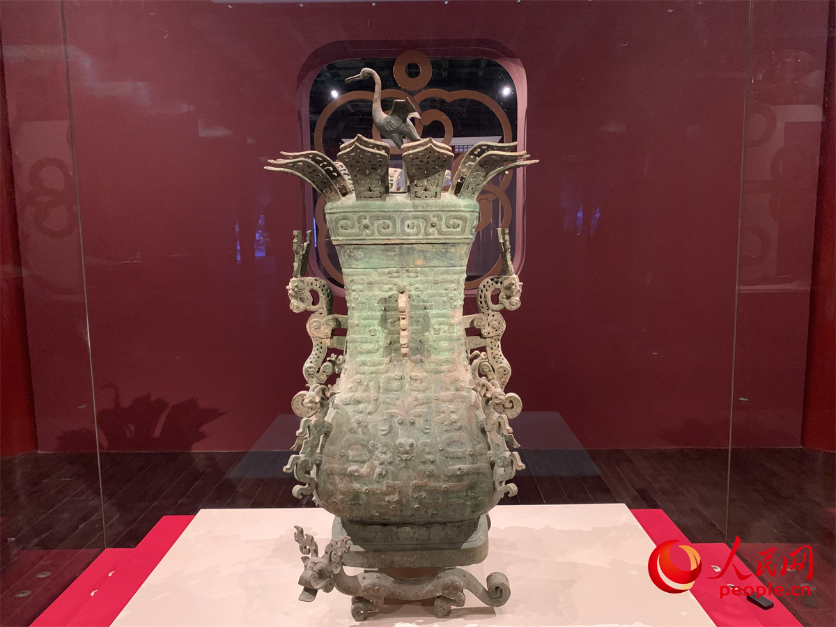 “百年守护——从紫禁城到故宫博物院”展览展出的青铜莲鹤方壶。人民网记者 刘微摄