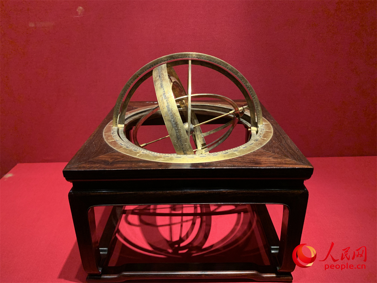 “百年守护——从紫禁城到故宫博物院”展览展出的银镀金浑仪。人民网记者 刘微摄
