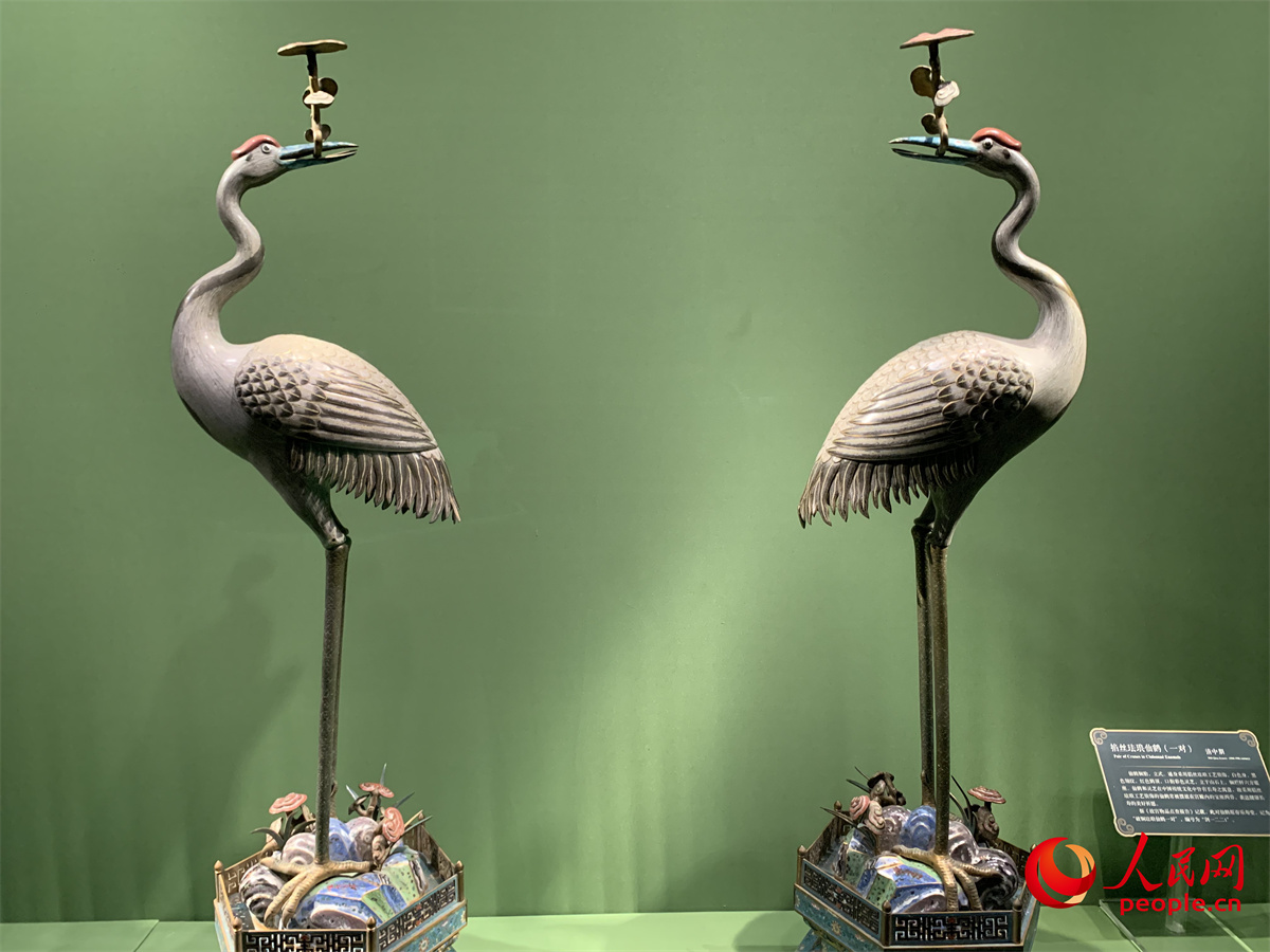 “百年守护——从紫禁城到故宫博物院”展览展出的掐丝珐琅仙鹤(一对)。人民网记者 刘微摄