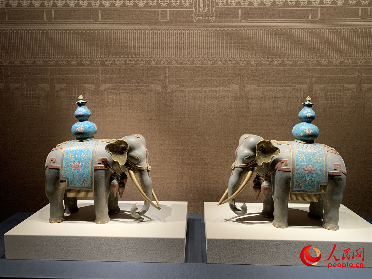 “百年守护——从紫禁城到故宫博物院”展览展出的掐丝珐琅太平有象（一对）。人民网记者 刘微摄