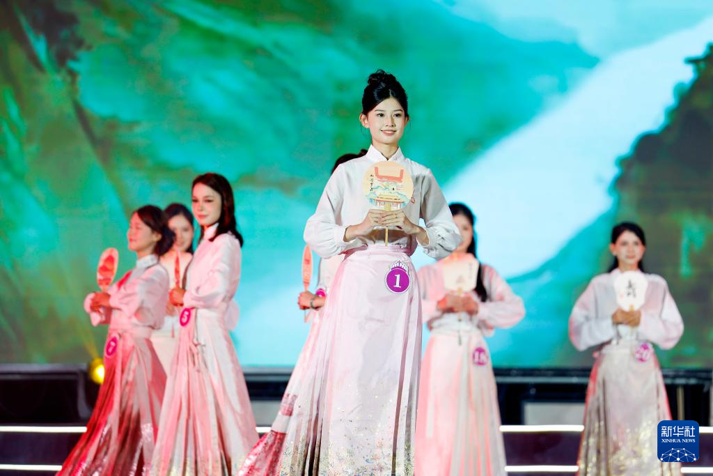 9月27日，选手谢采真在2025世界旅游小姐中国年度冠军总决赛现场。