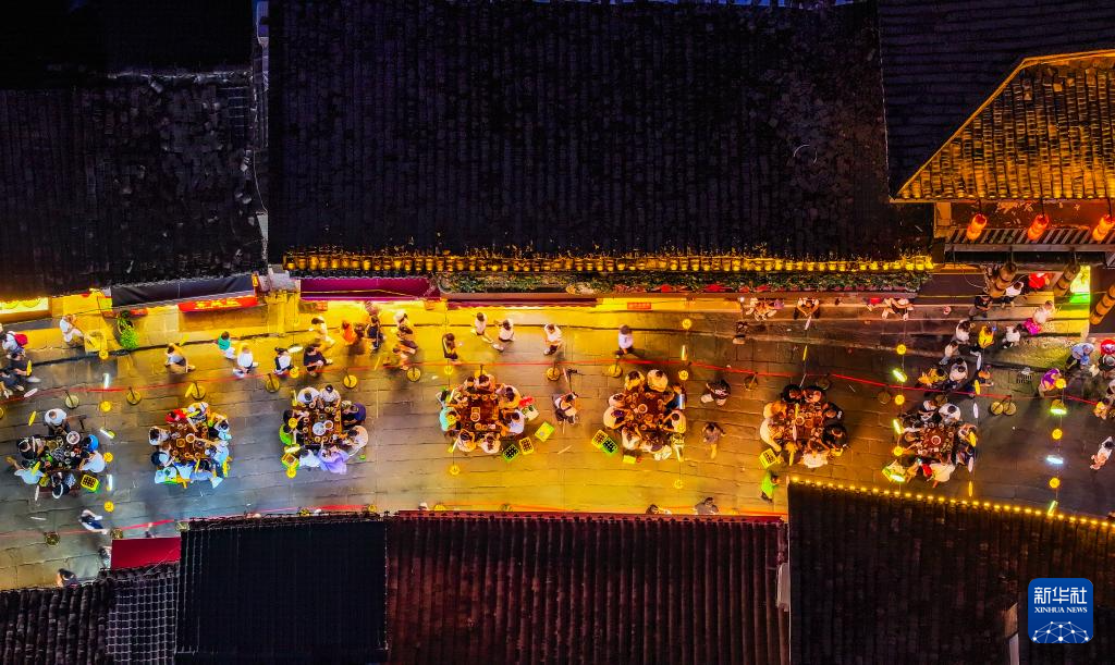这是10月5日拍摄的重庆磁器口古镇长街宴活动现场(无人机照片)。