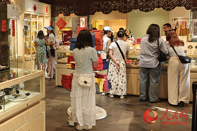 国庆、中秋假期，游客在绛雪轩文创商店内挑选商品。人民网记者 韦衍行摄