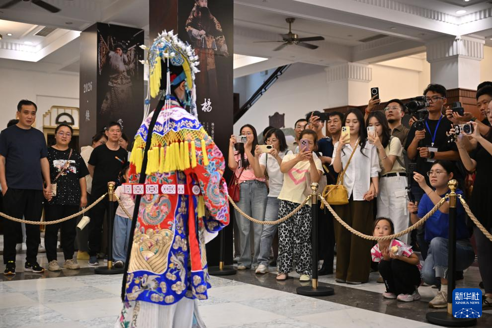 不雅众在位于天津的中国大戏院不雅看戏曲快闪饰演(10月1日摄)。新华社记者 孙凡越 摄