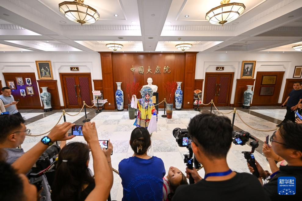 演员在位于天津的中国大戏院为不雅众带来戏曲快闪饰演(10月1日摄)。新华社记者 孙凡越 摄