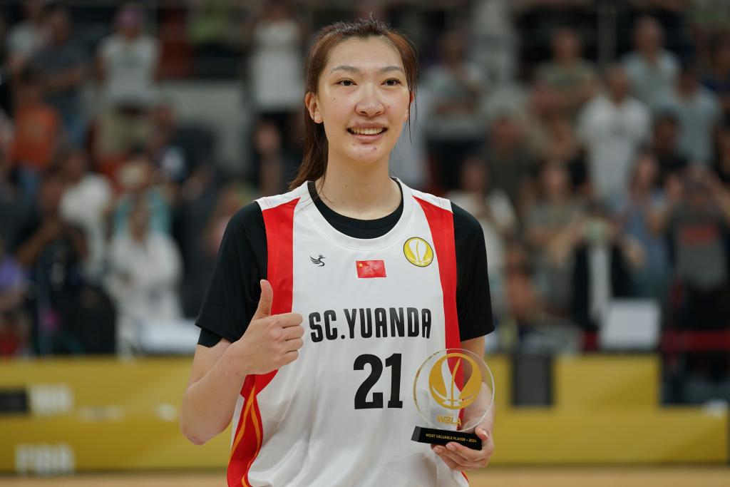 2024年9月28日，时为四川远达美乐队球员的韩旭获颁首届国际篮联亚洲女子篮球联赛“最有价值球员”奖。新华社记者 胥冰洁 摄