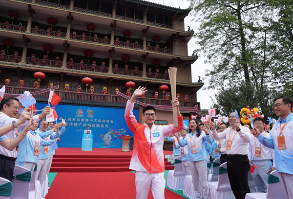 火炬手杨景辉在火炬传递起跑仪式上。新华社记者 杜宇 摄