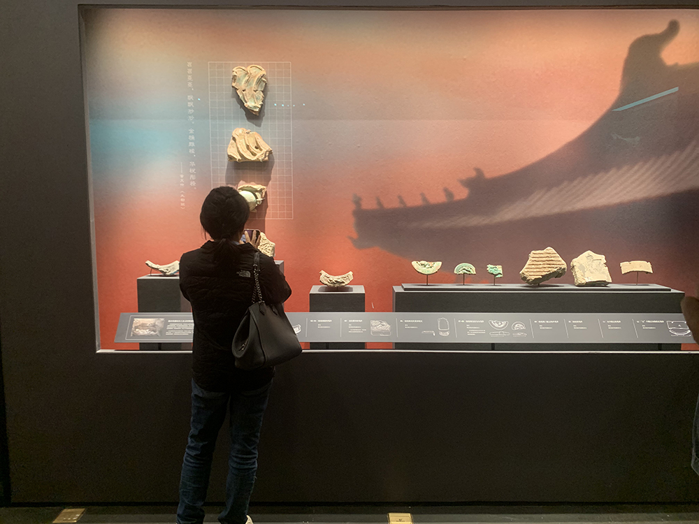 观众正在参观展览。人民网记者 韦衍行摄