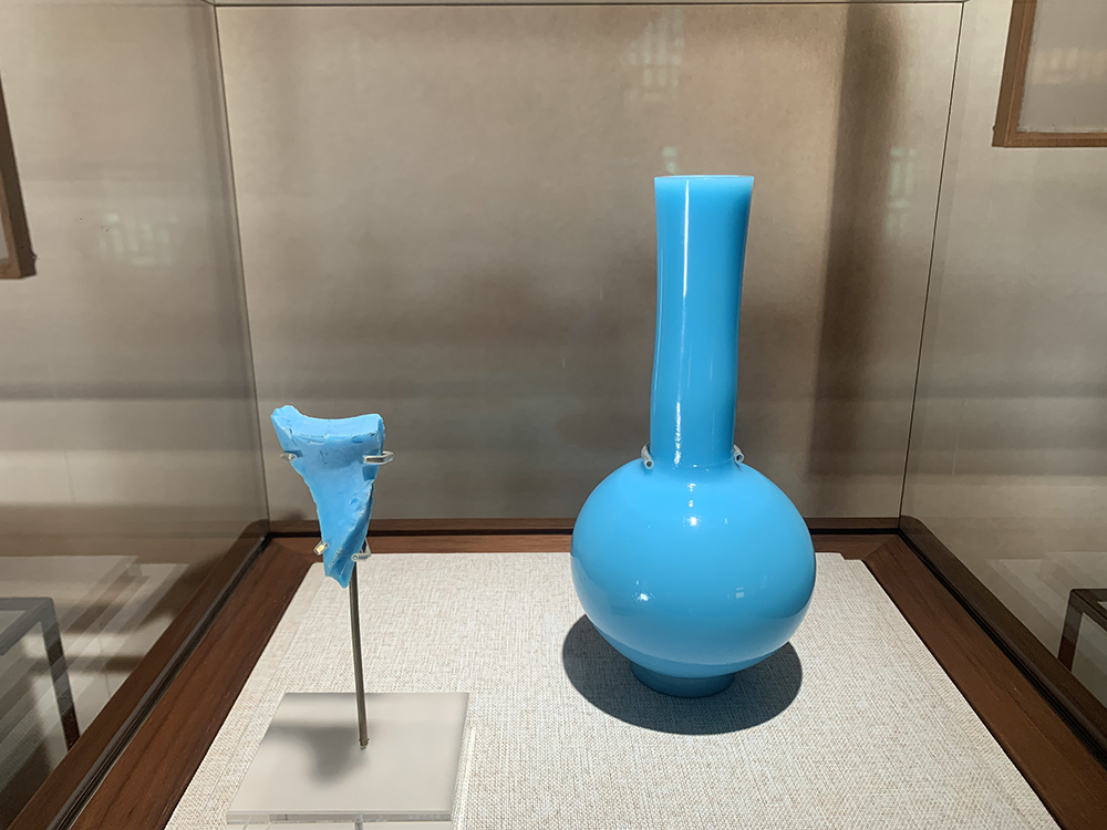 天蓝玻璃残片、天蓝玻璃天球瓶。人民网记者 韦衍行摄