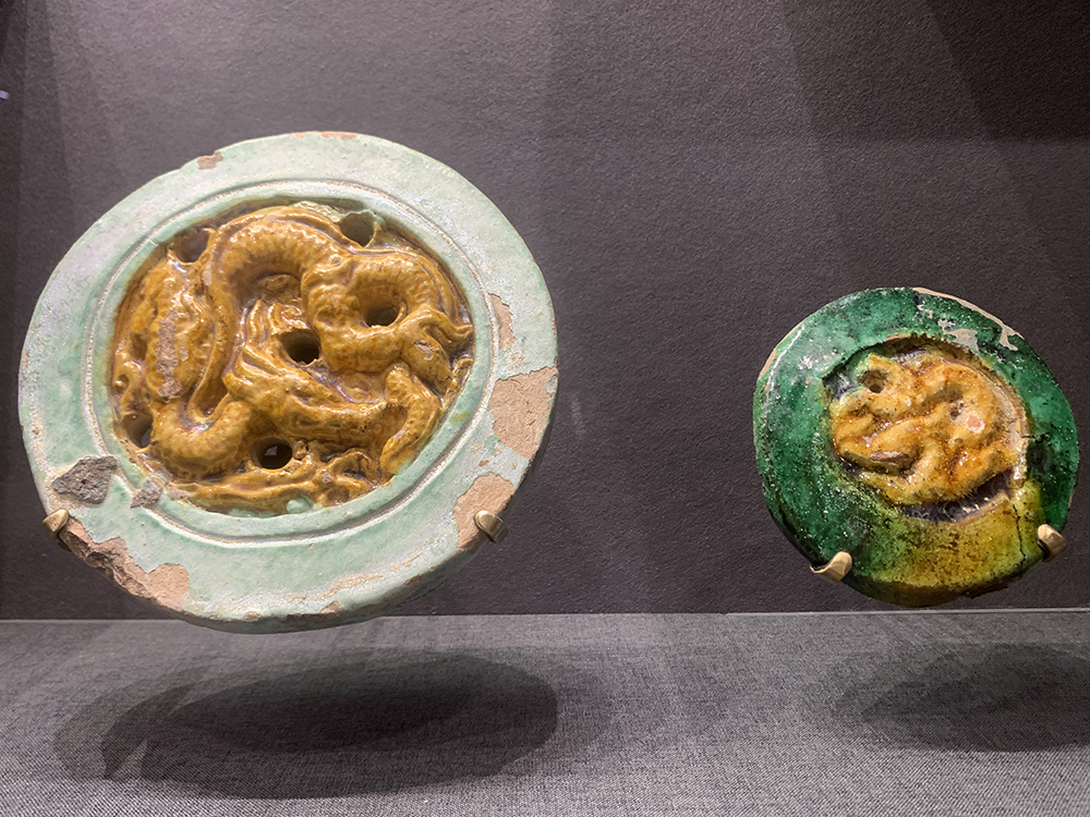 双色琉璃龙纹勾头残件。人民网记者 韦衍行摄