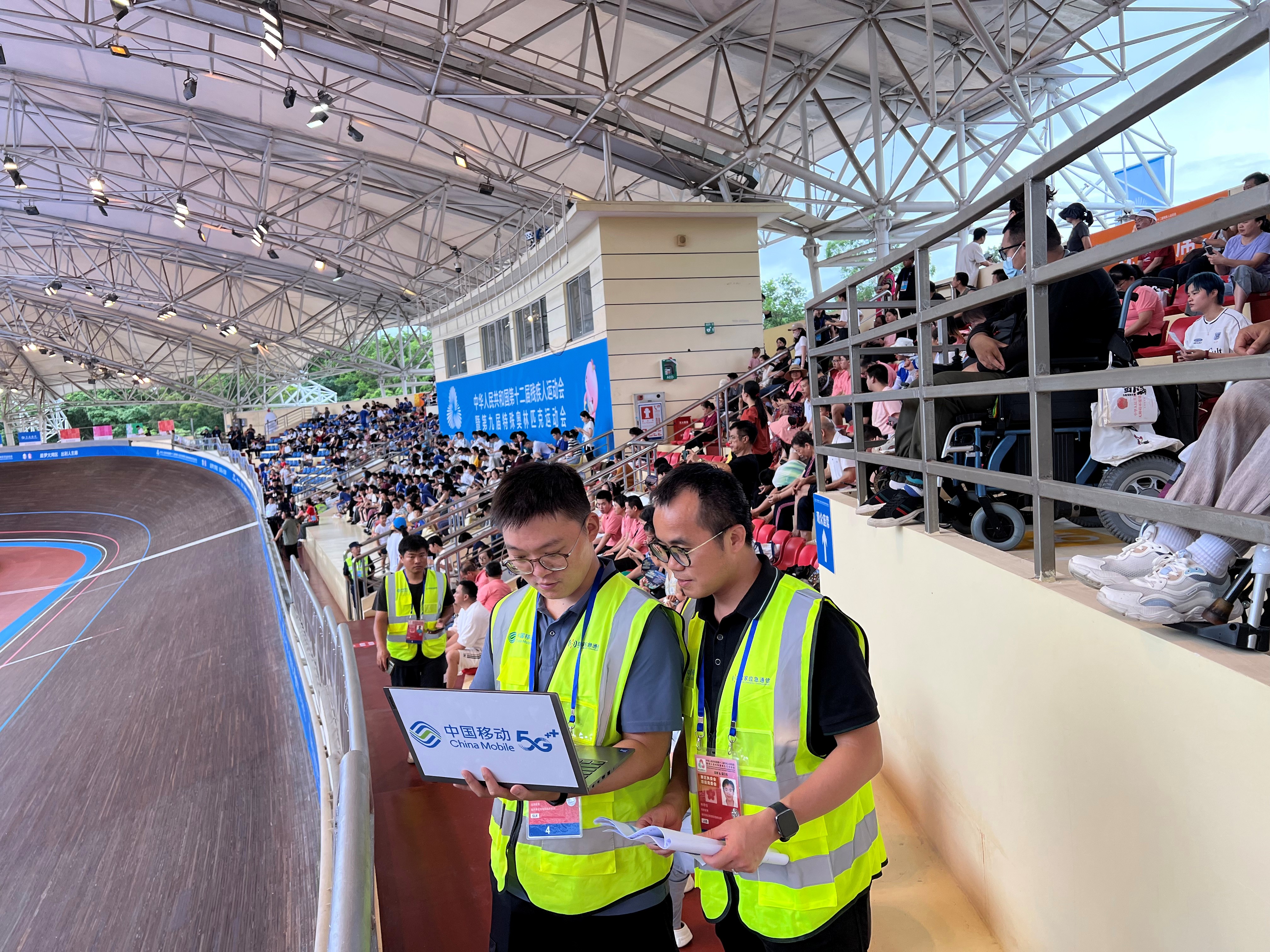 中国移动保障团队在全运会场馆开展网络建设与优化工作。（受访者供图）