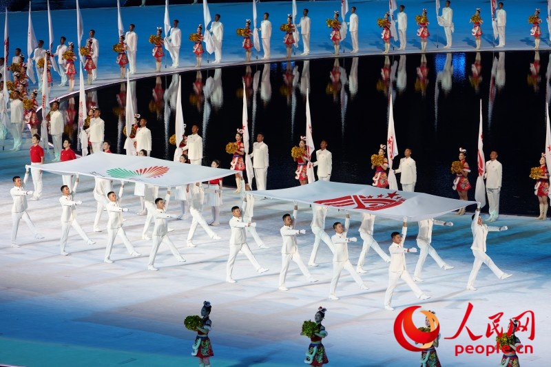 全运会会旗、第十五届全国运动会会旗入场。