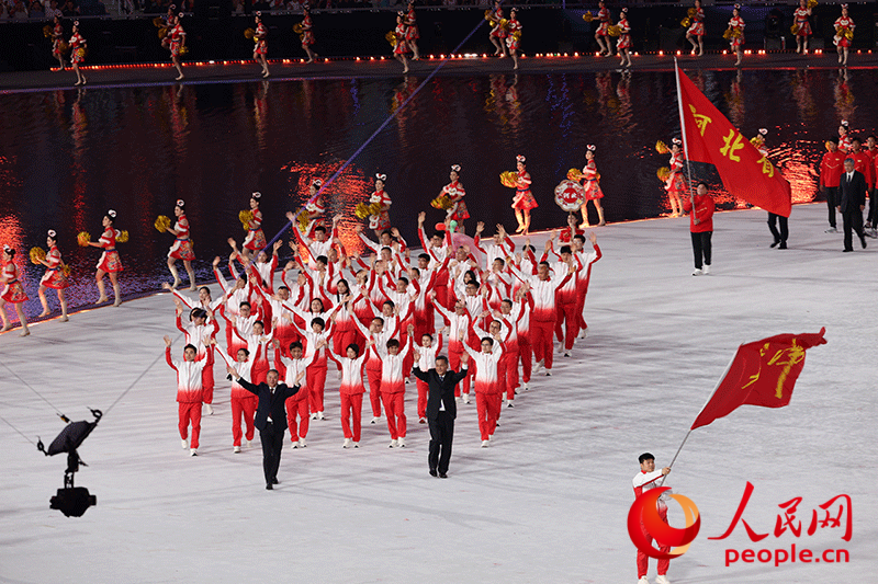 代表团陆续入场。