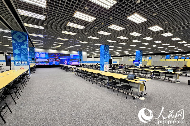 记者工作大厅。