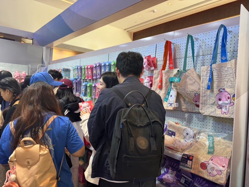 在澳门,第十五届全运会文创产品引发购买热潮。图片来源:视觉中国
